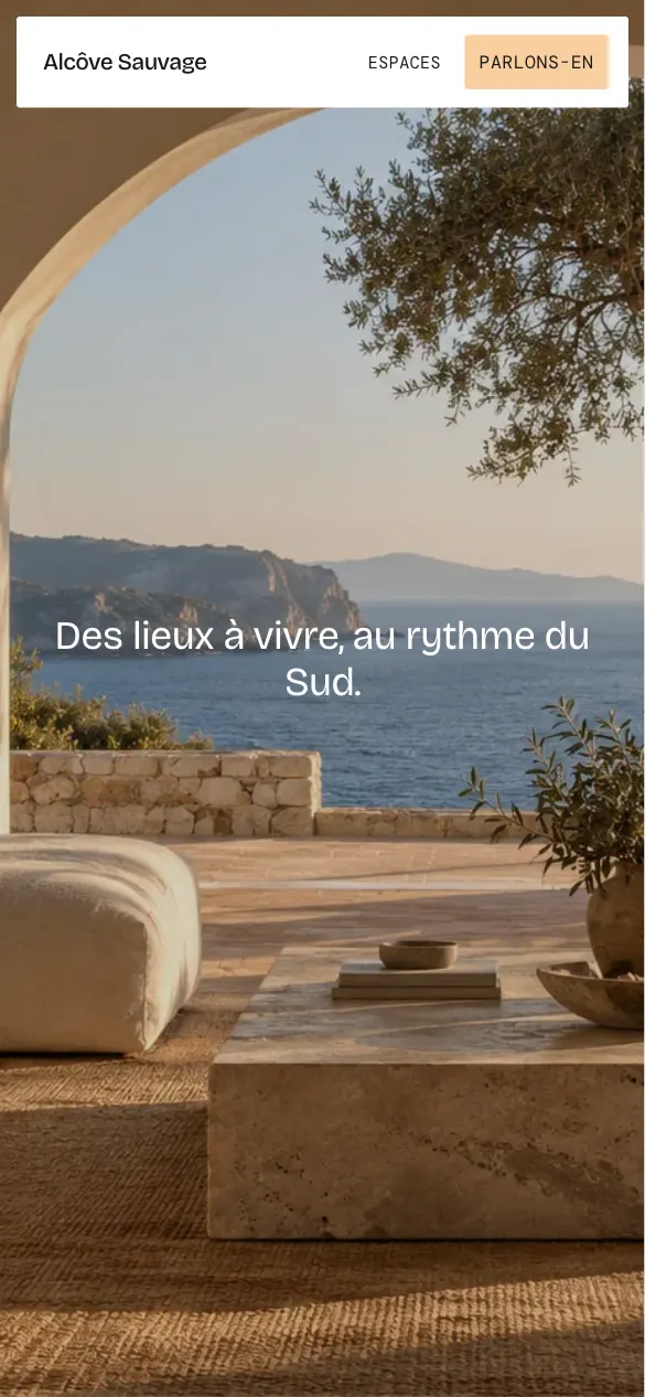 Alcôve Sauvage sur smartphone : salon face à la mer en plein écran
